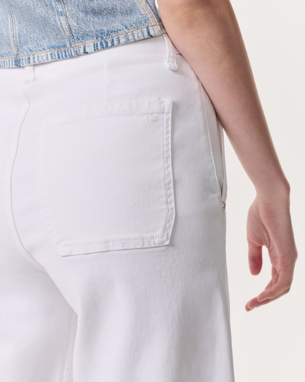 Andi Belted Ankle-Length Wide-Leg Jeans - Optic White - Image 4